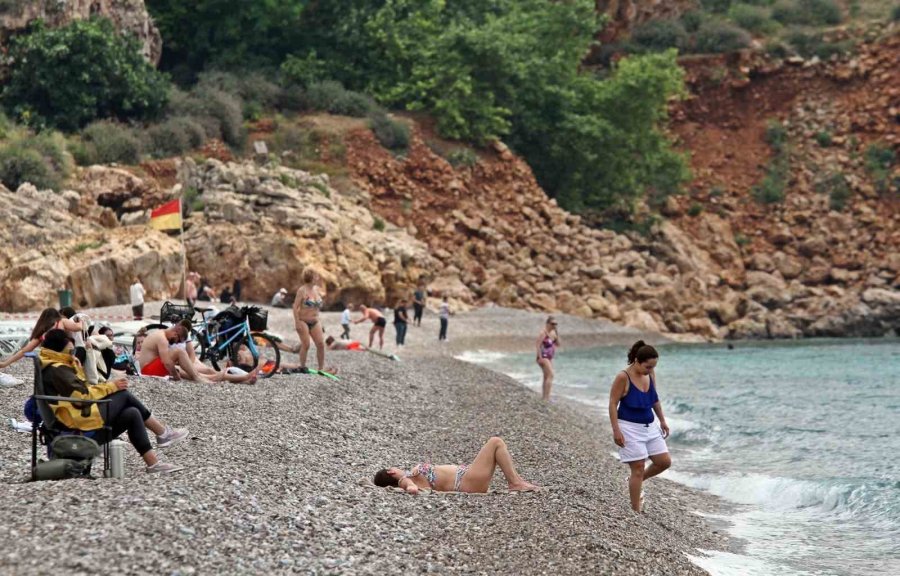 Dün Karada Sörf Yapıp, Bugün Denizde Yüzdüler