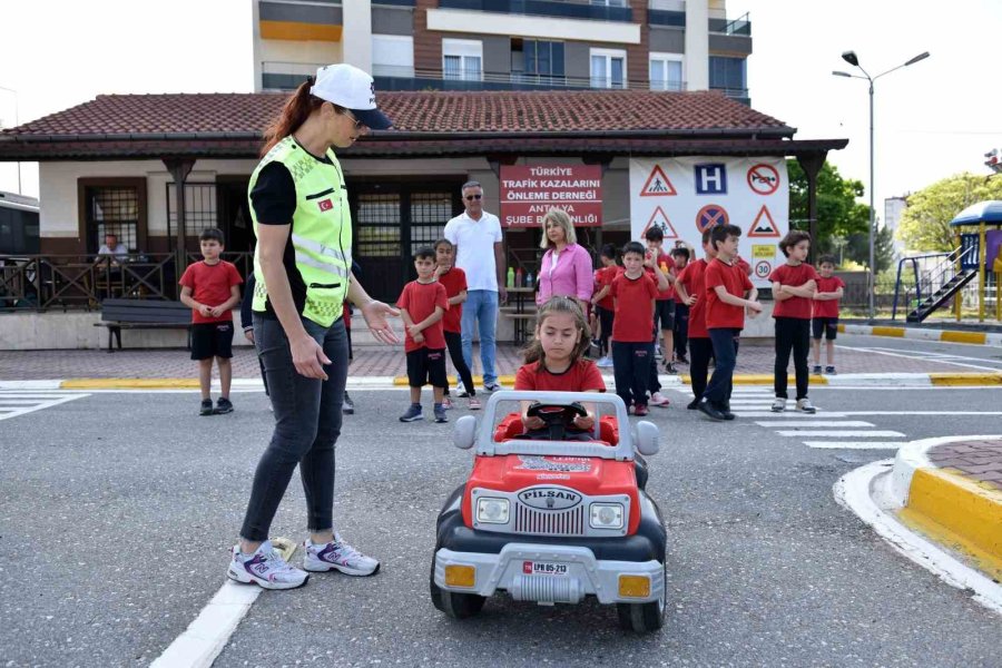 Kepez’den Geleceğin Sürücü Adaylarına Trafik Eğitimi