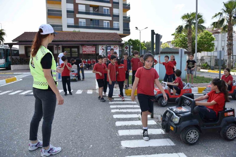 Kepez’den Geleceğin Sürücü Adaylarına Trafik Eğitimi