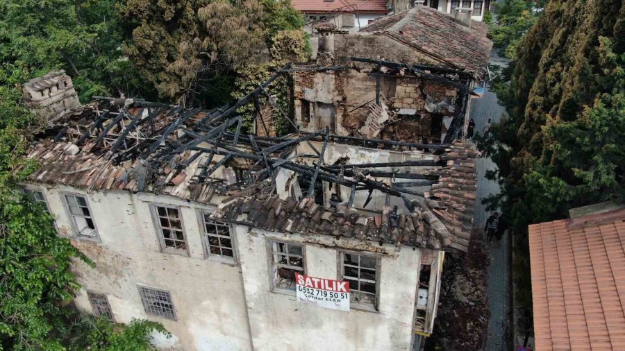 Yanarak Küle Dönen Tarihi Binalar Milyoner Alıcılarını Bekliyor