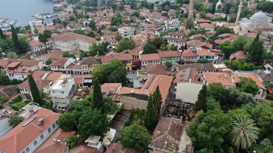 Yanarak Küle Dönen Tarihi Binalar Milyoner Alıcılarını Bekliyor