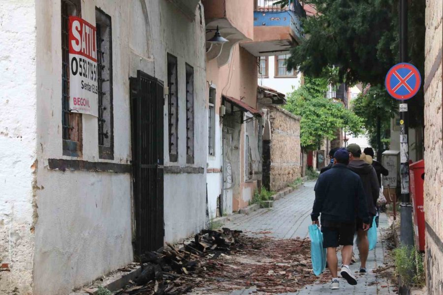 Yanarak Küle Dönen Tarihi Binalar Milyoner Alıcılarını Bekliyor