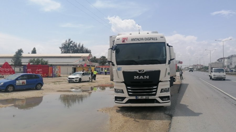 Kaza Yapan Araçlara Çarpmamak İçin Fren Yapan Tırın Dorsesindeki Alkoller Yola Döküldü