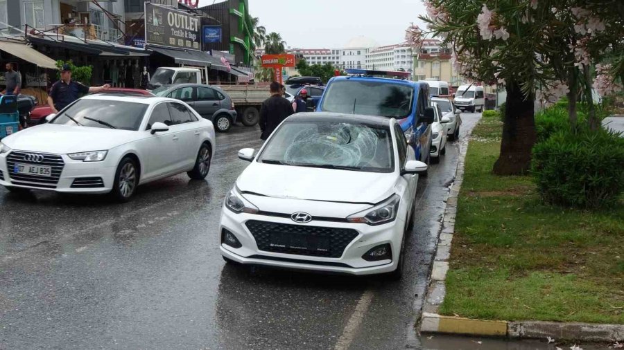 Minibüsten İnip Yola Fırladı, Gözünü Hastanede Açtı