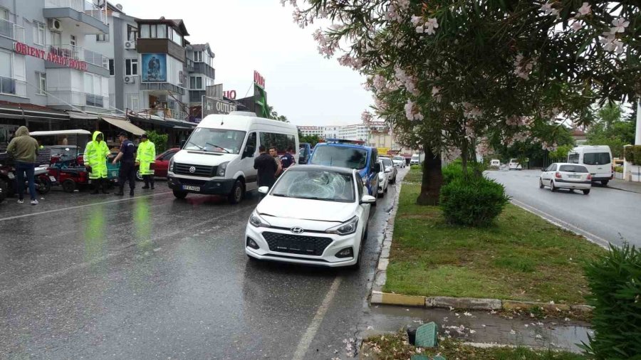 Minibüsten İnip Yola Fırladı, Gözünü Hastanede Açtı