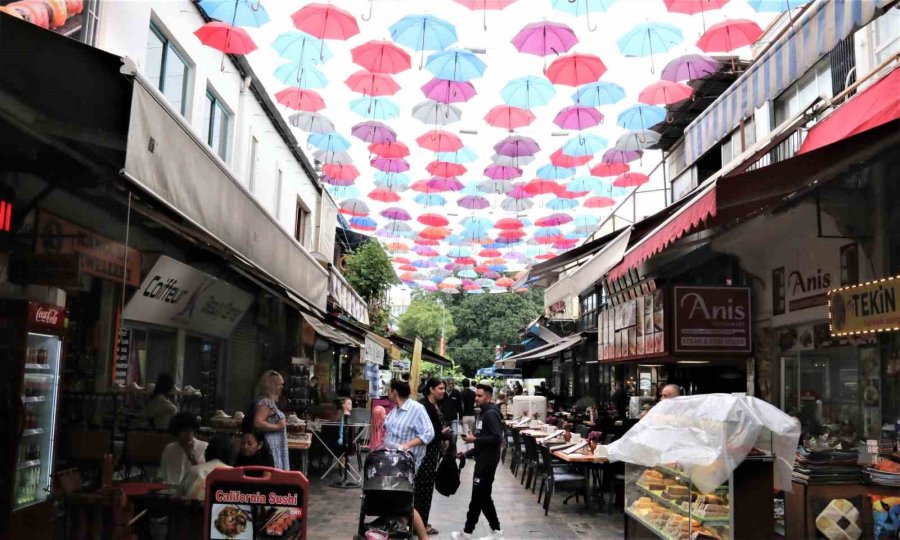 450 Şemsiyenin Gölgelediği Cadde, Turistlerin Uğrak Mekanı Oldu