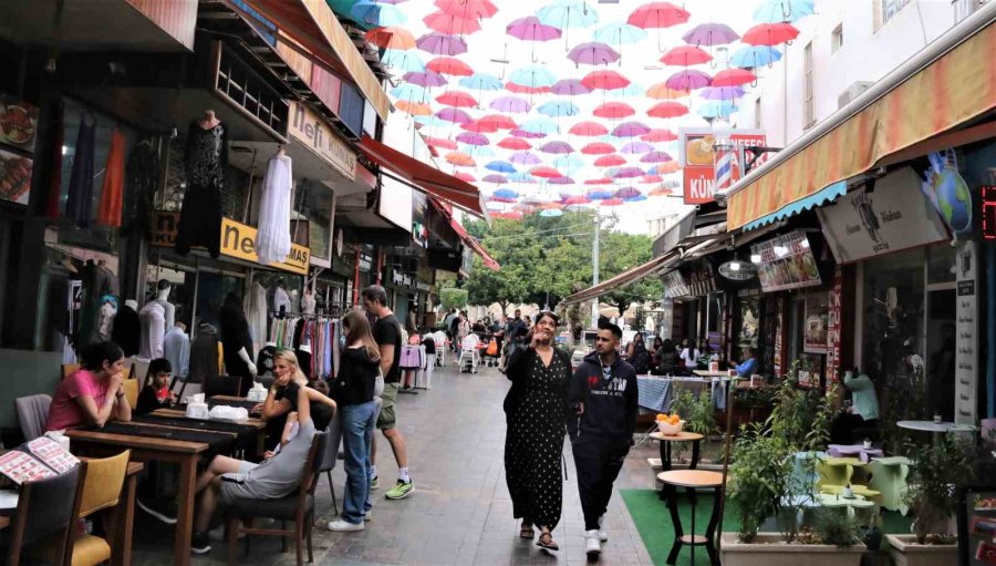 450 Şemsiyenin Gölgelediği Cadde, Turistlerin Uğrak Mekanı Oldu