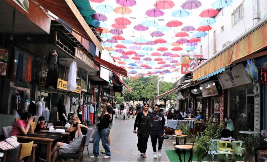 450 Şemsiyenin Gölgelediği Cadde, Turistlerin Uğrak Mekanı Oldu