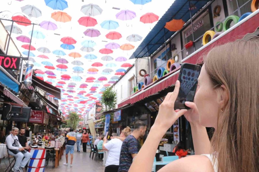 450 Şemsiyenin Gölgelediği Cadde, Turistlerin Uğrak Mekanı Oldu