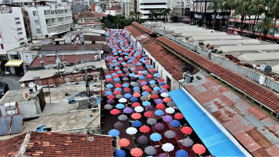 450 Şemsiyenin Gölgelediği Cadde, Turistlerin Uğrak Mekanı Oldu