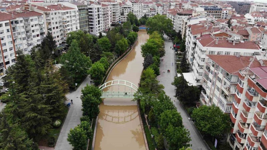 Sağanaklar Porsuk Çayı’nı Kahverengiye Boyadı