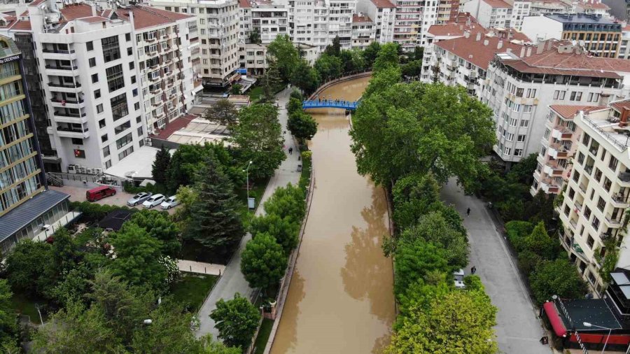 Sağanaklar Porsuk Çayı’nı Kahverengiye Boyadı