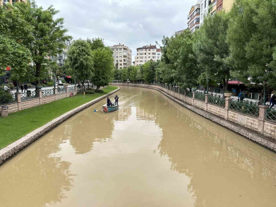 Sağanaklar Porsuk Çayı’nı Kahverengiye Boyadı