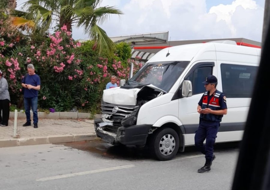 Fren Yapan Minibüs Otoyolu Birbirine Kattı: 2’si Turist 6 Yaralı