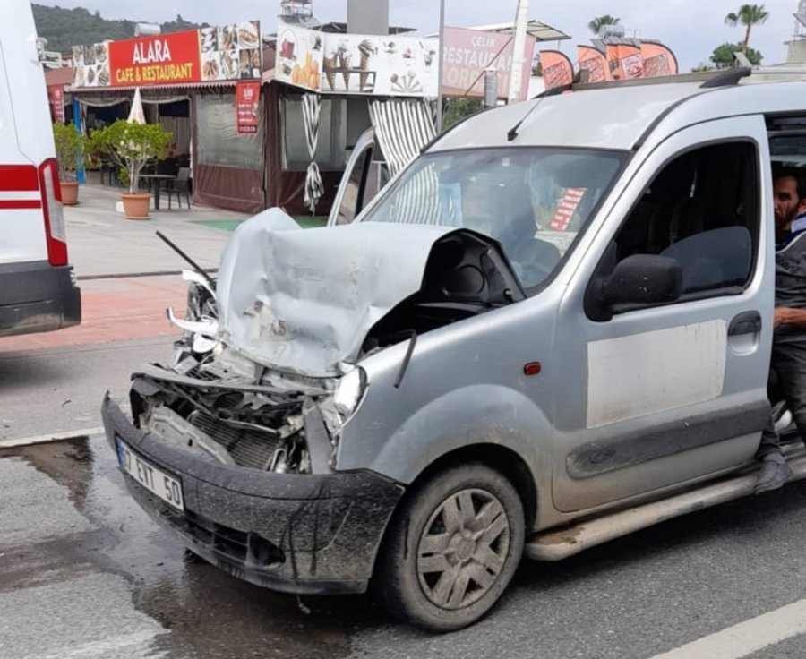 Fren Yapan Minibüs Otoyolu Birbirine Kattı: 2’si Turist 6 Yaralı