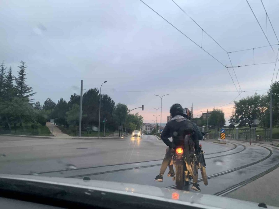 Plakasız Motosikletle Tehlikeli Yolculuk