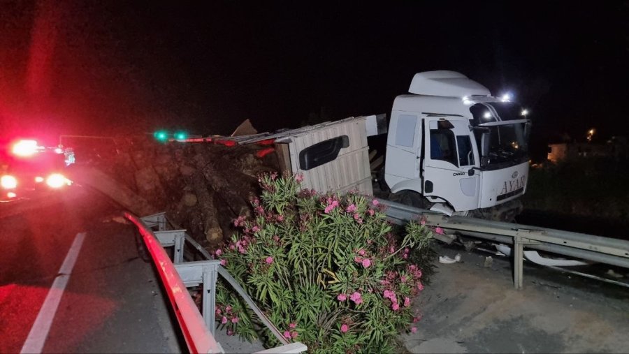 Tomruk Yüklü Kamyon Bariyerlere Girdi: 1 Ölü