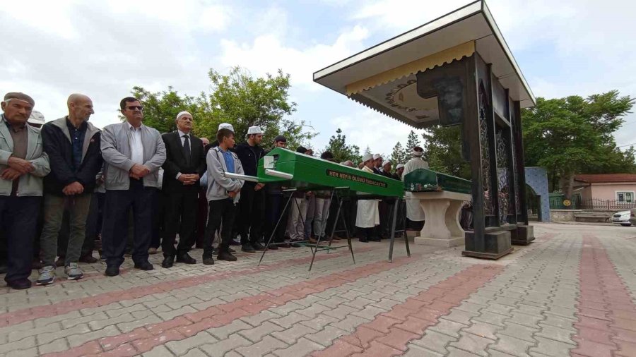 Oğulları Tarafından Öldürülen Anne Ve Baba Son Yolculuğuna Uğurlandı