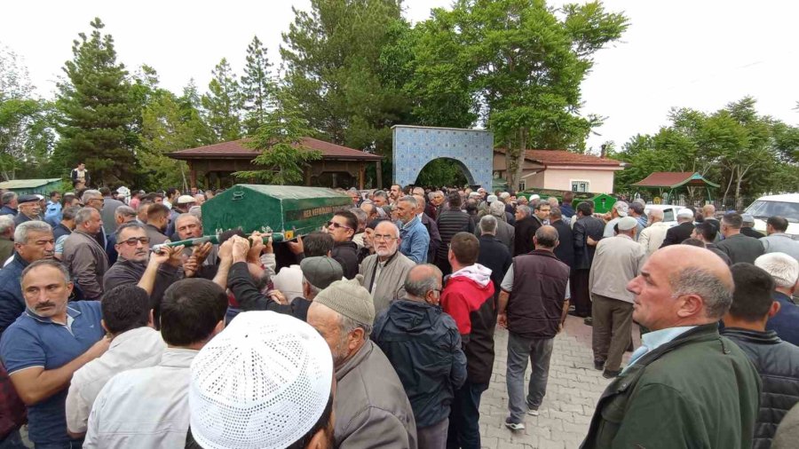 Oğulları Tarafından Öldürülen Anne Ve Baba Son Yolculuğuna Uğurlandı