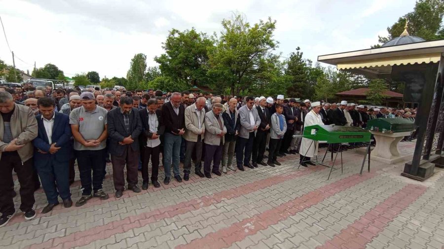 Oğulları Tarafından Öldürülen Anne Ve Baba Son Yolculuğuna Uğurlandı