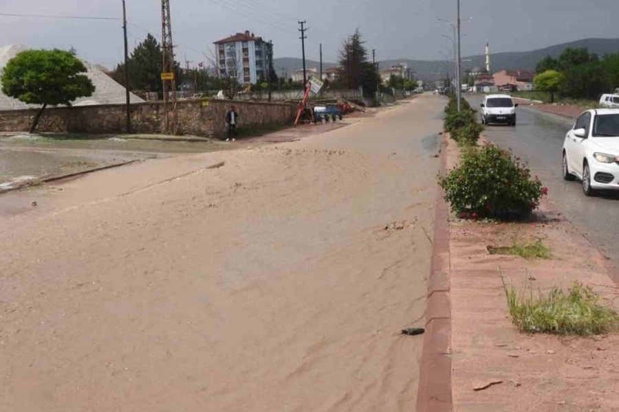 Yunak’ta Şiddetli Yağmur Su Baskınlarına Sebep Oldu