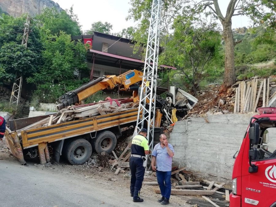 Kontrolden Çıkan Vinç Ağaca Çarptı: 2 Ağır Yaralı