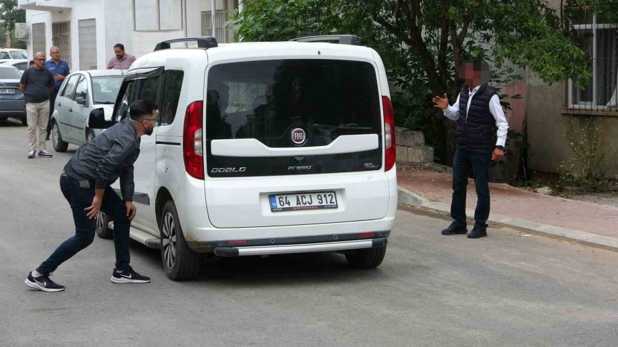 Bıçağı Boğazına Dayayıp Korku Dolu Anlar Yaşattı, İkna Eden Adamın Elini Öptü