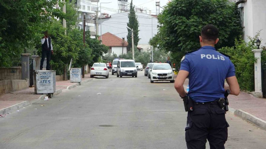 Bıçağı Boğazına Dayayıp Korku Dolu Anlar Yaşattı, İkna Eden Adamın Elini Öptü