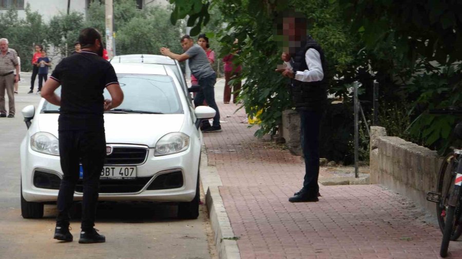 Bıçağı Boğazına Dayayıp Korku Dolu Anlar Yaşattı, İkna Eden Adamın Elini Öptü