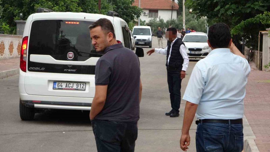 Bıçağı Boğazına Dayayıp Korku Dolu Anlar Yaşattı, İkna Eden Adamın Elini Öptü