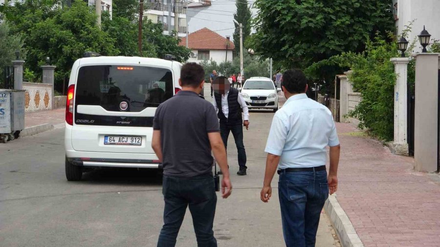 Bıçağı Boğazına Dayayıp Korku Dolu Anlar Yaşattı, İkna Eden Adamın Elini Öptü