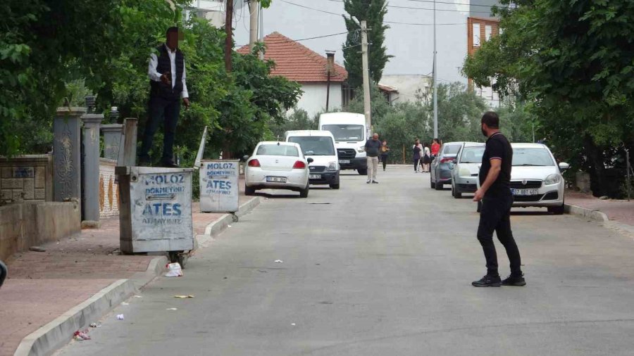 Bıçağı Boğazına Dayayıp Korku Dolu Anlar Yaşattı, İkna Eden Adamın Elini Öptü