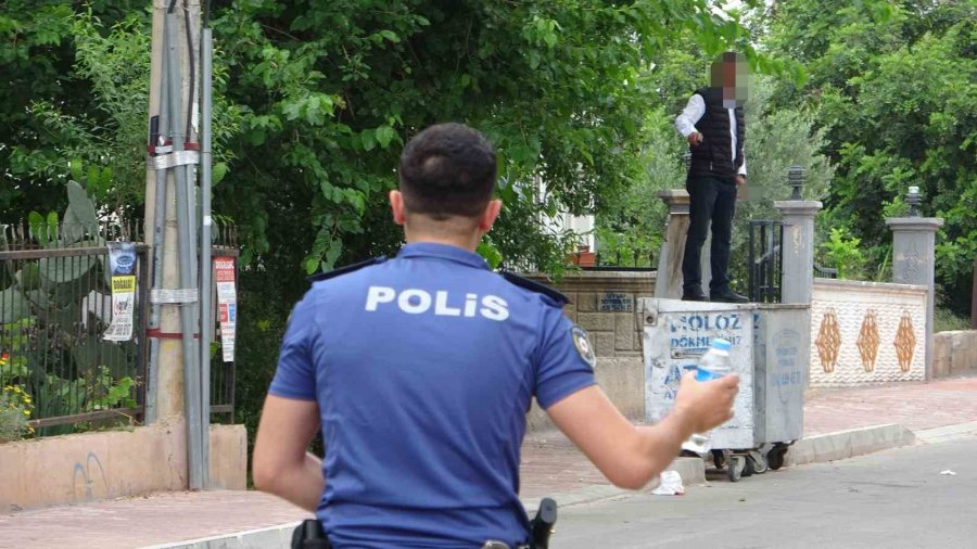 Bıçağı Boğazına Dayayıp Korku Dolu Anlar Yaşattı, İkna Eden Adamın Elini Öptü