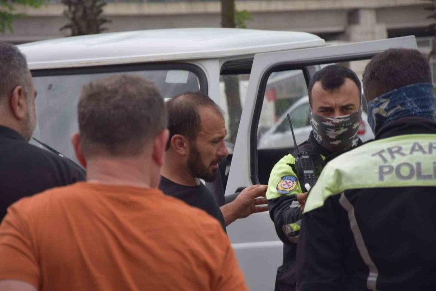 Alkollü Sürücü Önce Park Halindeki Araca Vurdu Sonra Araç İçinde Sızdı