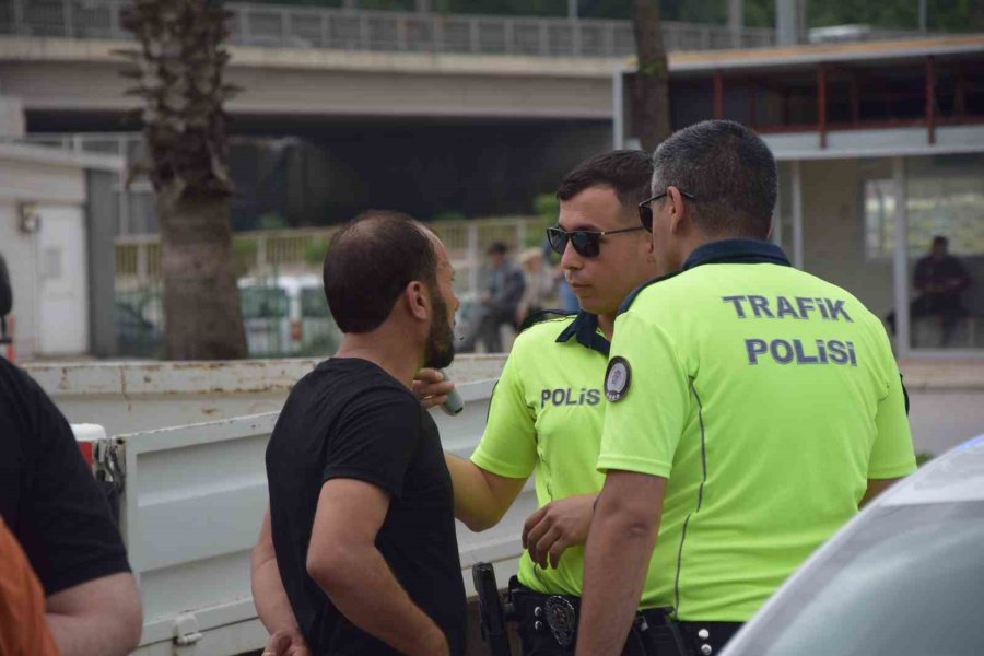 Alkollü Sürücü Önce Park Halindeki Araca Vurdu Sonra Araç İçinde Sızdı