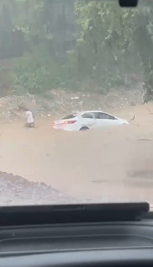 Antalya’da Şiddetli Yağmur Hayatı Felç Etti, Otomobil Sel Sularıyla Sürüklendi