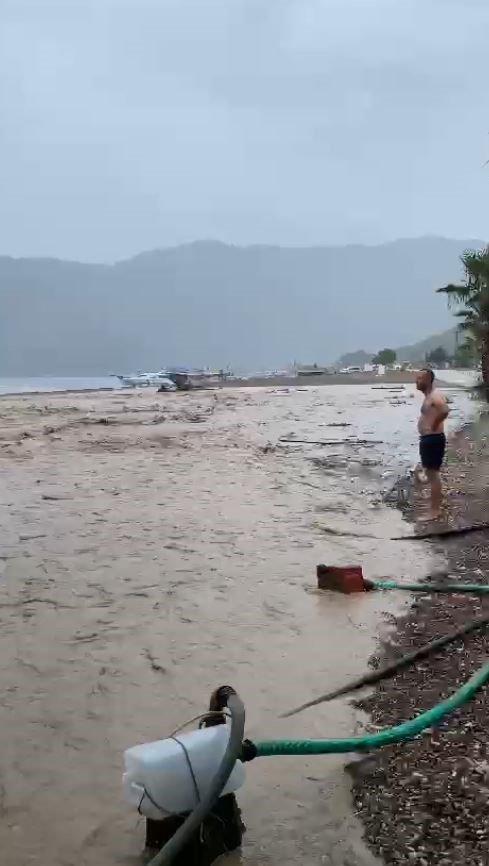 Antalya’da Şiddetli Yağmur Hayatı Felç Etti, Otomobil Sel Sularıyla Sürüklendi