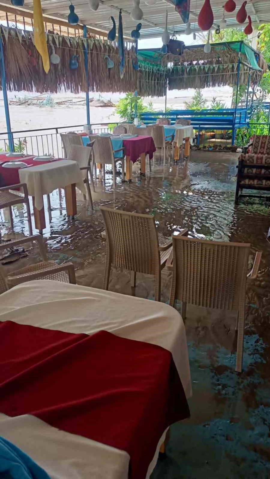 Antalya’da Şiddetli Yağmur Hayatı Felç Etti, Otomobil Sel Sularıyla Sürüklendi