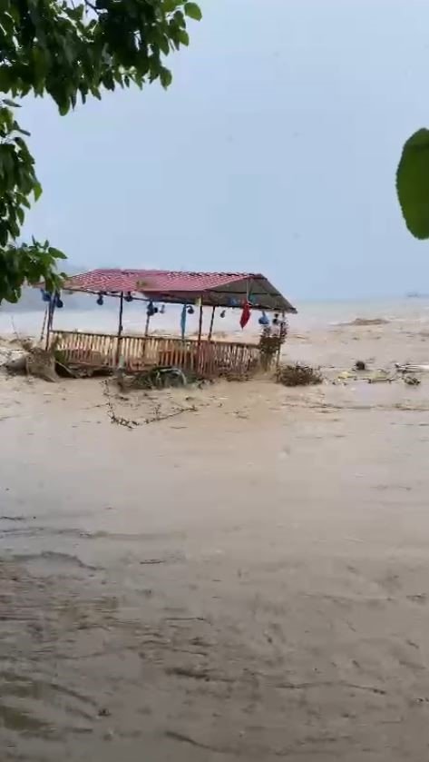 Antalya’da Şiddetli Yağmur Hayatı Felç Etti, Otomobil Sel Sularıyla Sürüklendi