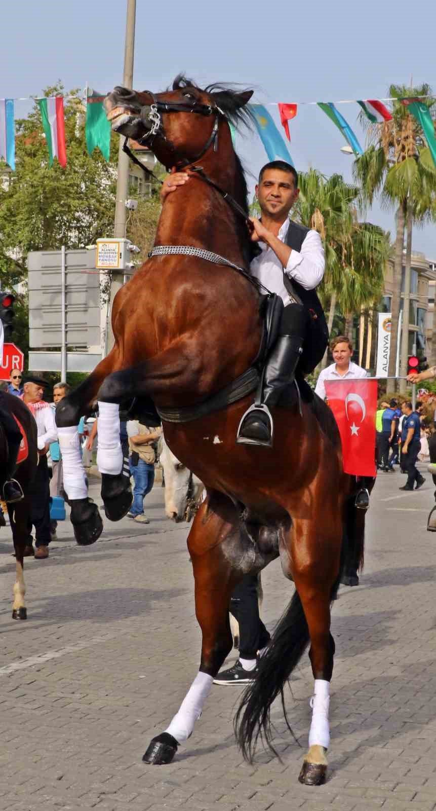 Antalya’da Turistleri Hayran Bırakan Yörük Göçü