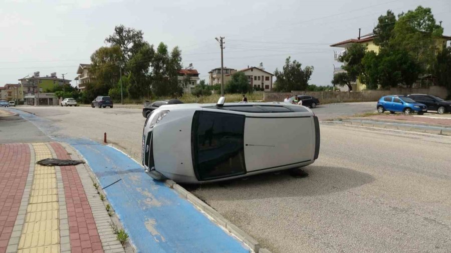 Kaldırıma Çarpıp Devrilen Araçtan Burnu Bile Kanamadan Çıktı