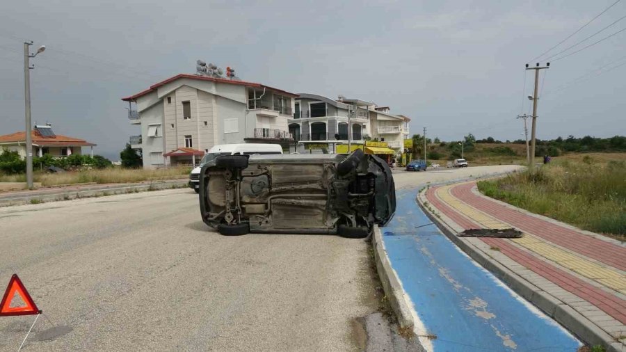 Kaldırıma Çarpıp Devrilen Araçtan Burnu Bile Kanamadan Çıktı