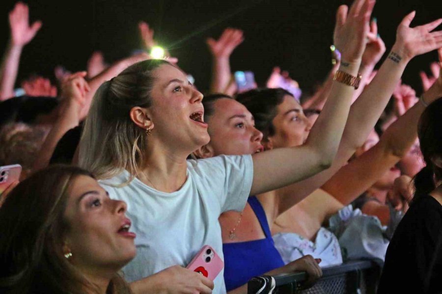 Uluslararası Turizm Ve Sanat Festivali’ne Yıldız Tilbe Damga Vurdu