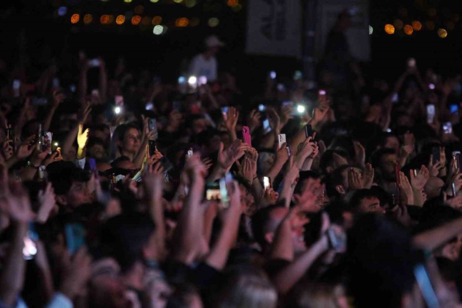 Uluslararası Turizm Ve Sanat Festivali’ne Yıldız Tilbe Damga Vurdu