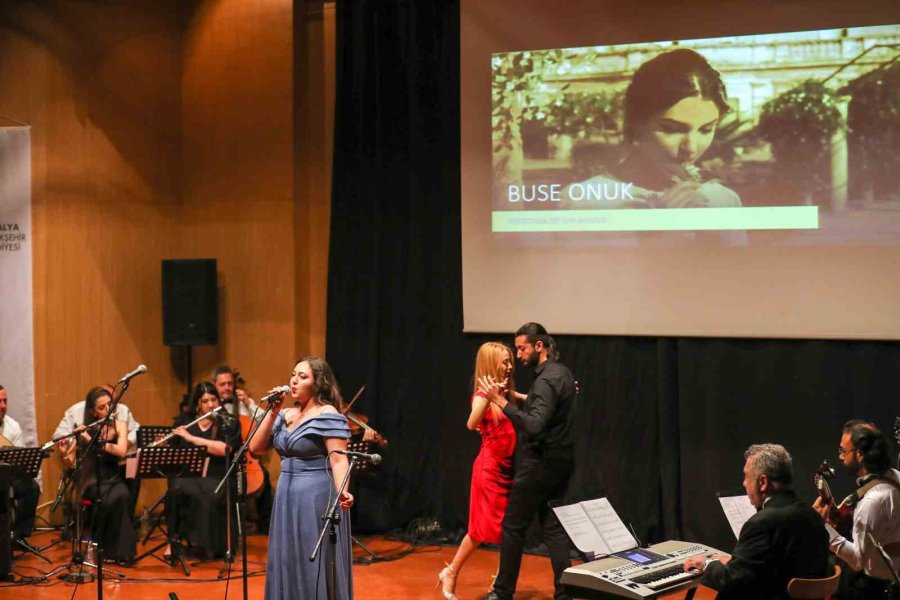 Konserde Orkestrada Yer Alan Müzik Öğretmenine Sürpriz Evlilik Teklifi