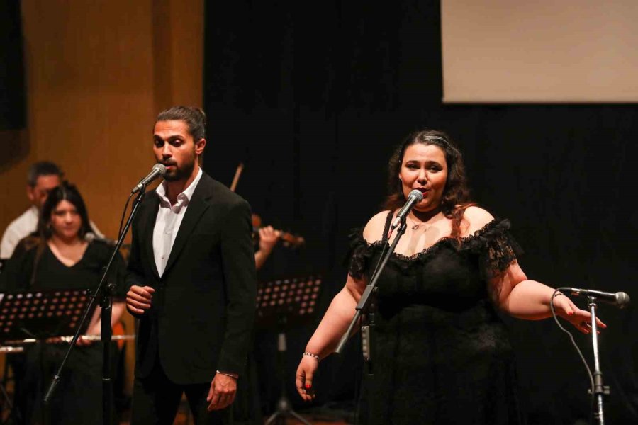 Konserde Orkestrada Yer Alan Müzik Öğretmenine Sürpriz Evlilik Teklifi