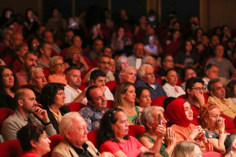 Konserde Orkestrada Yer Alan Müzik Öğretmenine Sürpriz Evlilik Teklifi