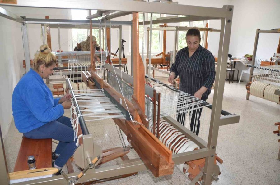 Antalya’da Kadınlar 300 Yıllık Geleneklerini Yaşatıp Aile Bütçelerine Katkı Sağlıyor