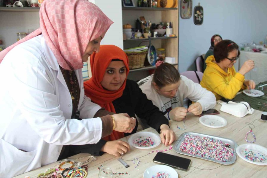 Özel Öğrenciler Hem Üretiyor Hem De Gelir Elde Ediyor