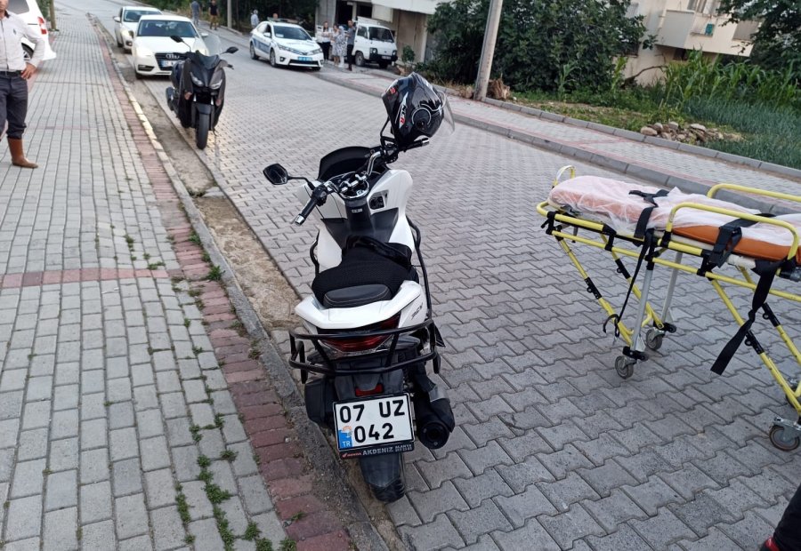 Otomobille Motosiklet Çarpıştı: 1 Yaralı